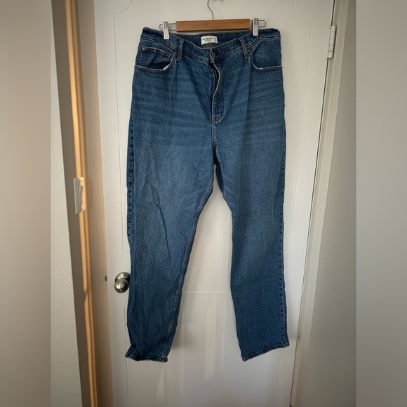Abercrombie Ultra High Rise 90’s Straight Medium wash 34 Long EUC - Picture 2 of 5